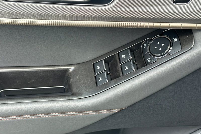 Ford Explorer Vehicle Full-screen Gallery Image 11
