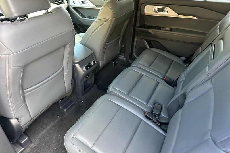 Ford Explorer Vehicle Full-screen Gallery Image 12