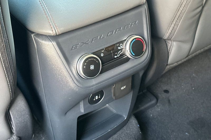Ford Explorer Vehicle Full-screen Gallery Image 13