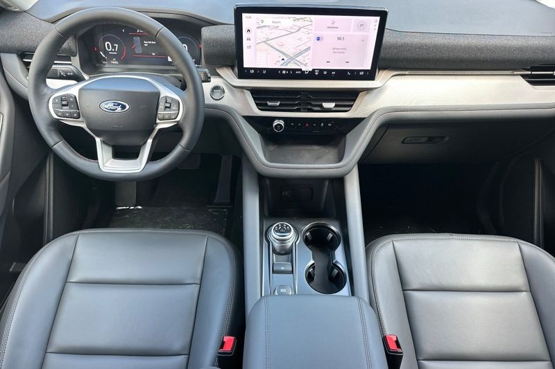 Ford Explorer Vehicle Full-screen Gallery Image 14