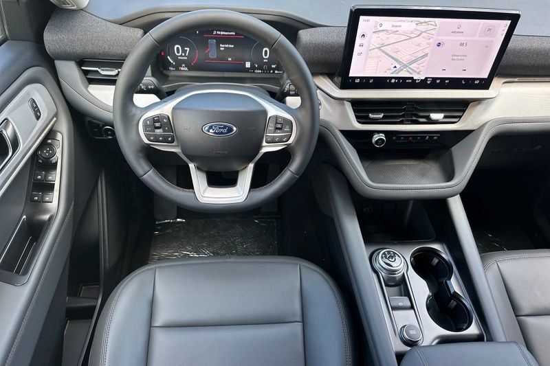 Ford Explorer Vehicle Full-screen Gallery Image 15
