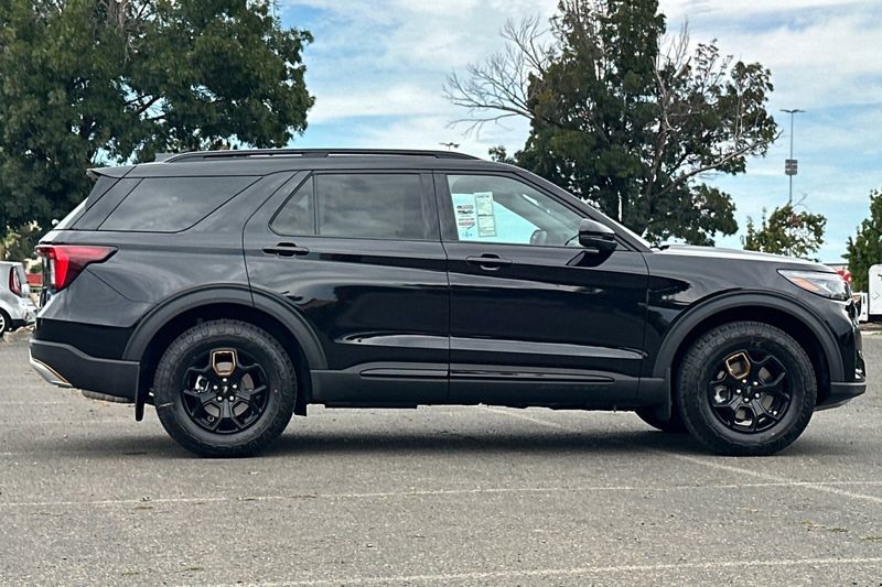 Ford Explorer Vehicle Full-screen Gallery Image 02