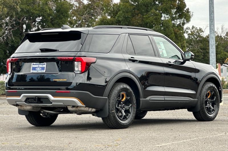 Ford Explorer Vehicle Full-screen Gallery Image 03