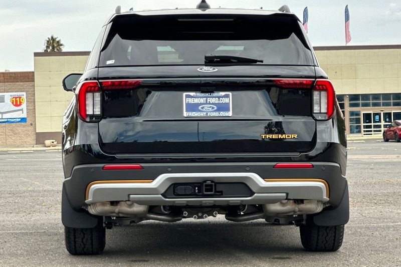 Ford Explorer Vehicle Full-screen Gallery Image 04