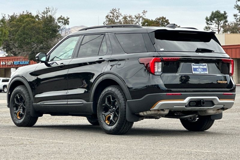 Ford Explorer Vehicle Full-screen Gallery Image 05