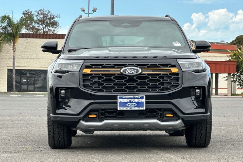Ford Explorer Vehicle Full-screen Gallery Image 08