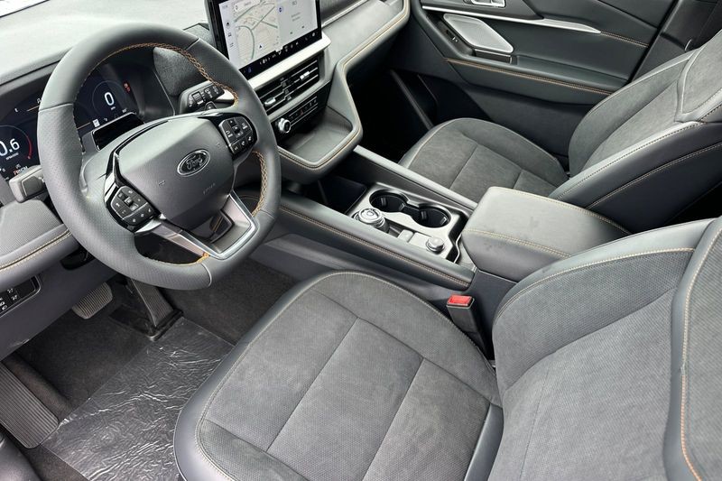 Ford Explorer Vehicle Full-screen Gallery Image 09