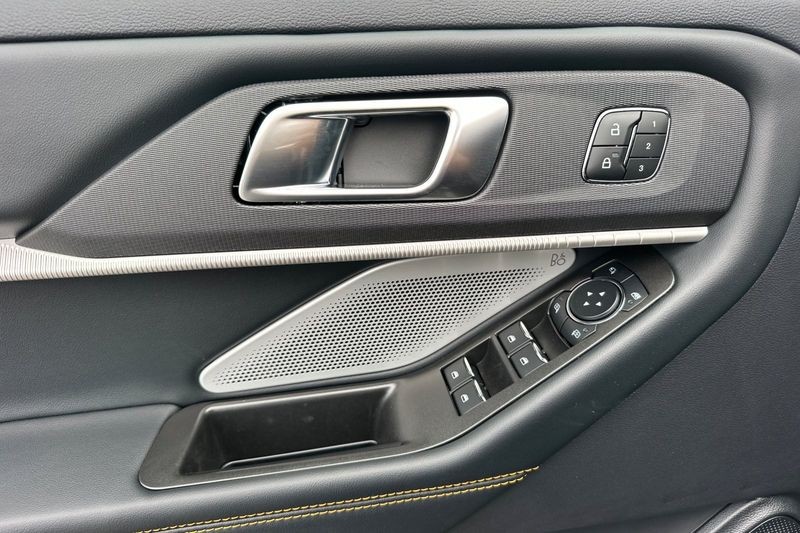 Ford Explorer Vehicle Full-screen Gallery Image 10