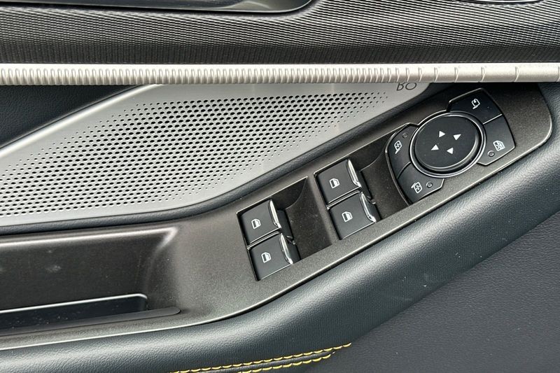 Ford Explorer Vehicle Full-screen Gallery Image 11