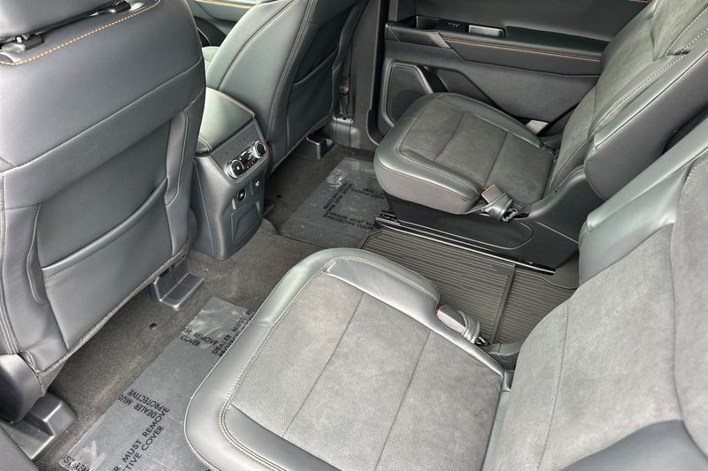 Ford Explorer Vehicle Full-screen Gallery Image 12