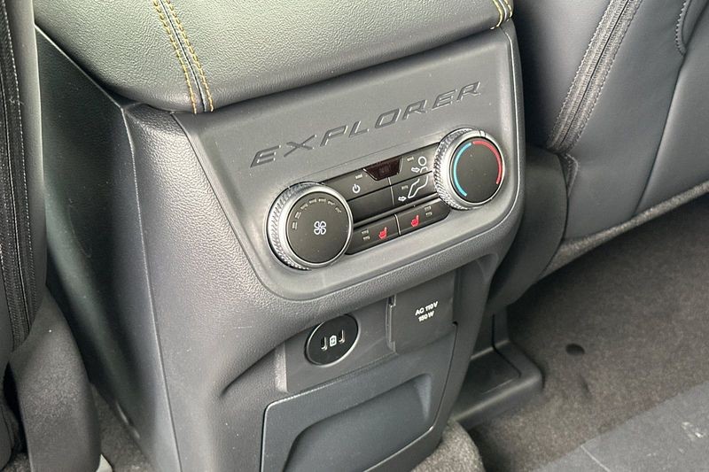 Ford Explorer Vehicle Full-screen Gallery Image 13