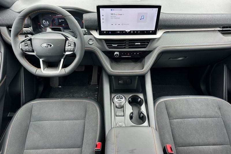 Ford Explorer Vehicle Full-screen Gallery Image 14