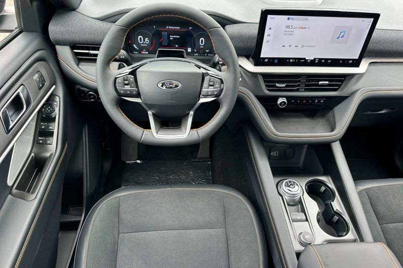 Ford Explorer Vehicle Full-screen Gallery Image 15