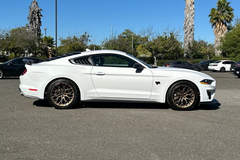 Ford Mustang Vehicle Full-screen Gallery Image 02