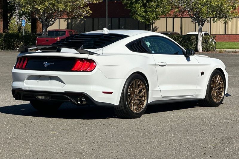 Ford Mustang Vehicle Full-screen Gallery Image 03