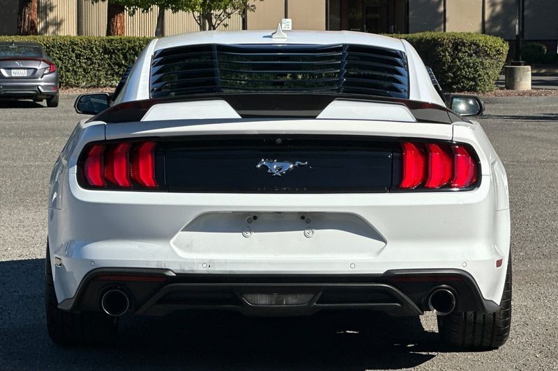 Ford Mustang Vehicle Full-screen Gallery Image 04