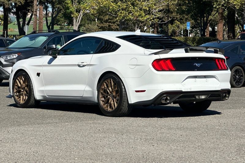 Ford Mustang Vehicle Full-screen Gallery Image 05