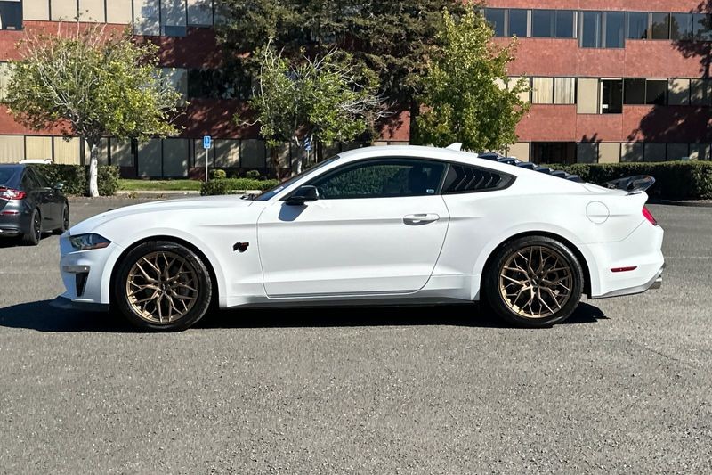 Ford Mustang Vehicle Full-screen Gallery Image 07