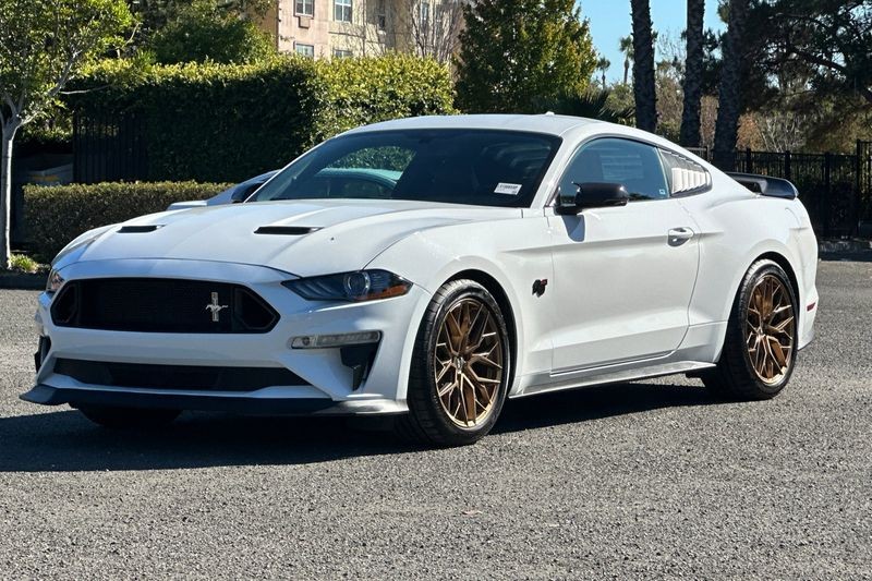 Ford Mustang Vehicle Full-screen Gallery Image 08