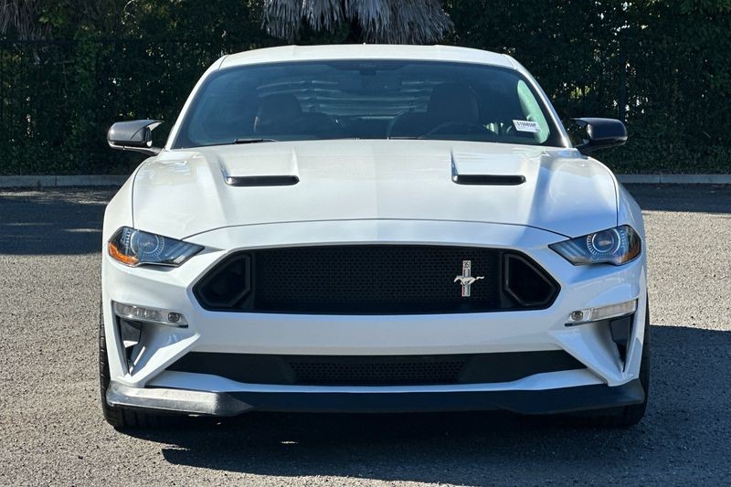 Ford Mustang Vehicle Full-screen Gallery Image 09