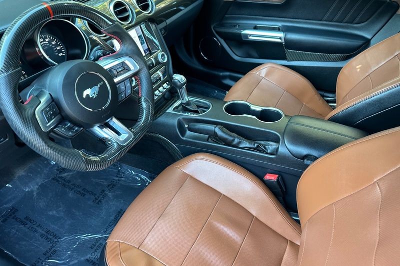 Ford Mustang Vehicle Full-screen Gallery Image 10