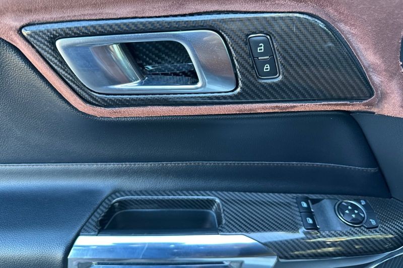 Ford Mustang Vehicle Full-screen Gallery Image 11