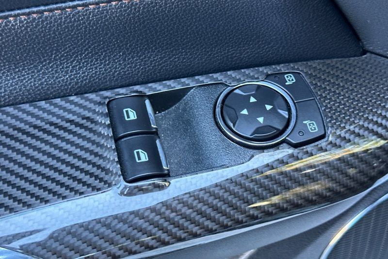 Ford Mustang Vehicle Full-screen Gallery Image 12
