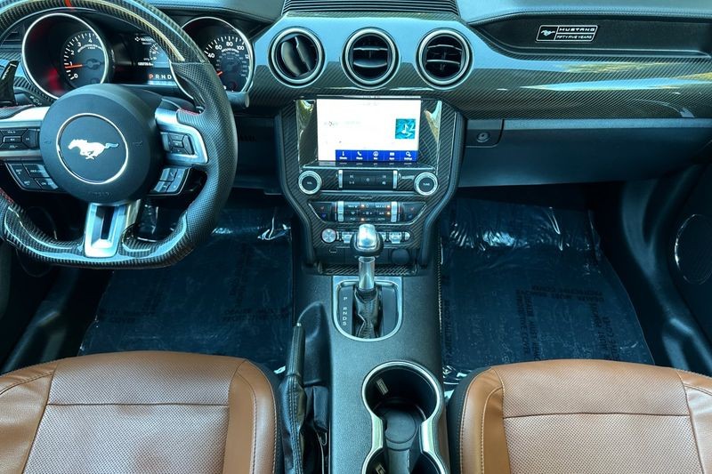 Ford Mustang Vehicle Full-screen Gallery Image 15
