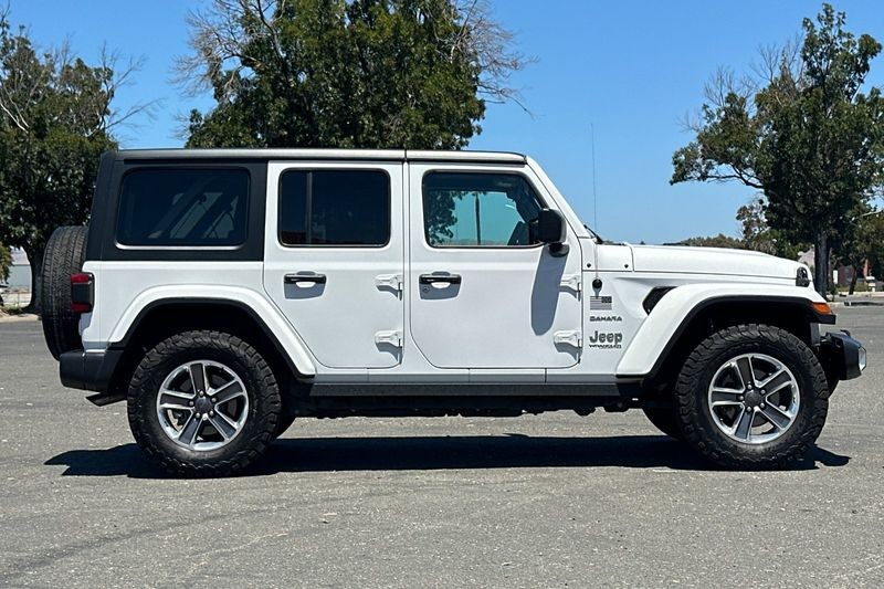 Jeep Wrangler Vehicle Full-screen Gallery Image 02