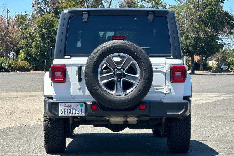 Jeep Wrangler Vehicle Full-screen Gallery Image 04
