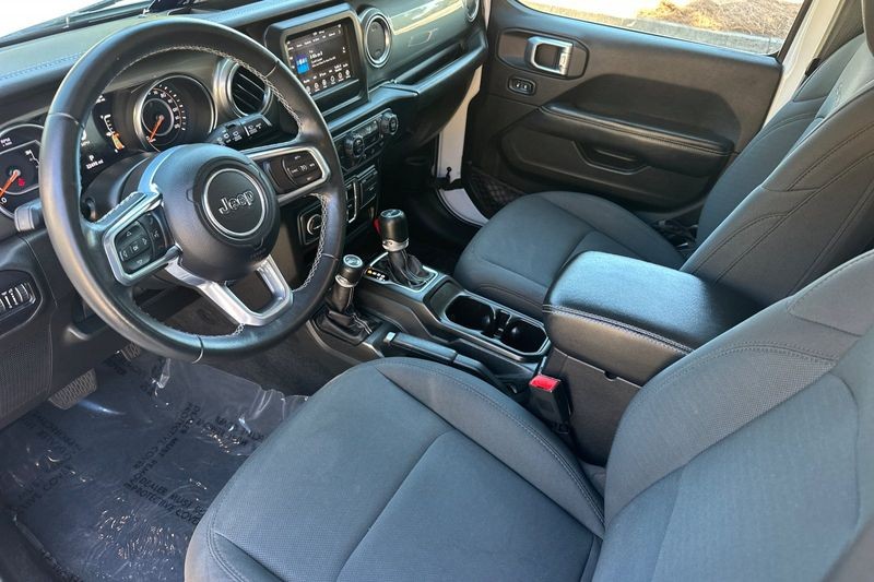 Jeep Wrangler Vehicle Full-screen Gallery Image 10