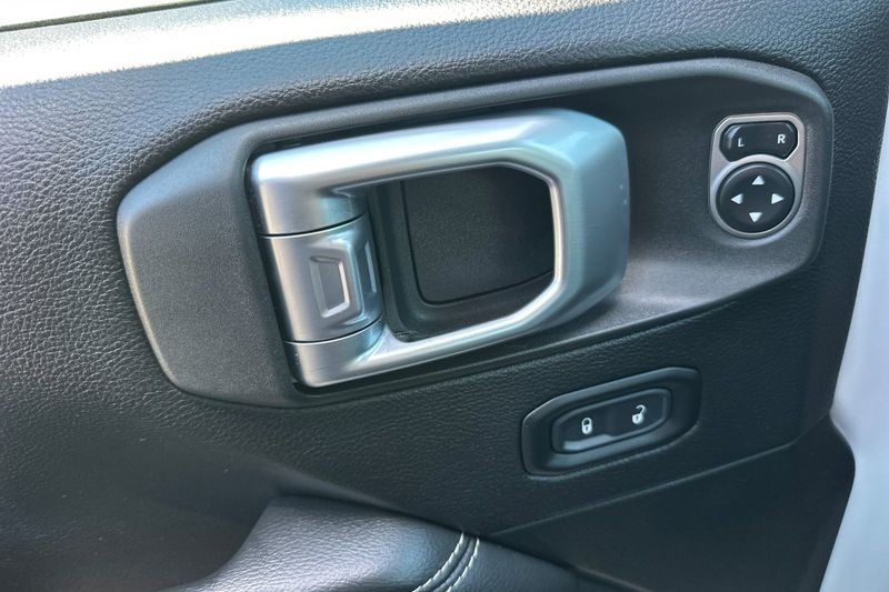Jeep Wrangler Vehicle Full-screen Gallery Image 11