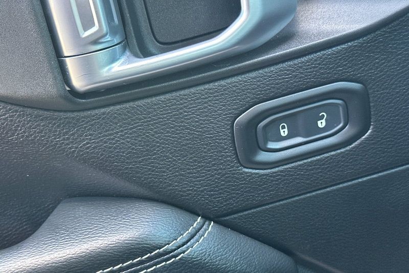 Jeep Wrangler Vehicle Full-screen Gallery Image 12