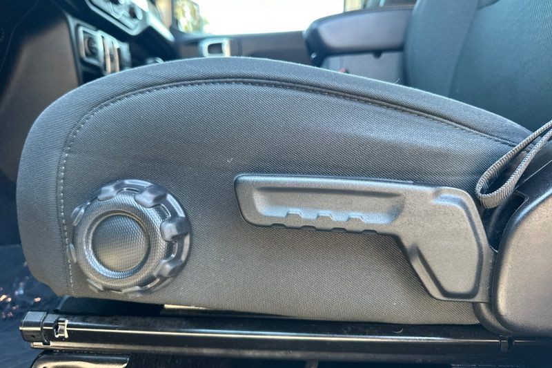 Jeep Wrangler Vehicle Full-screen Gallery Image 13