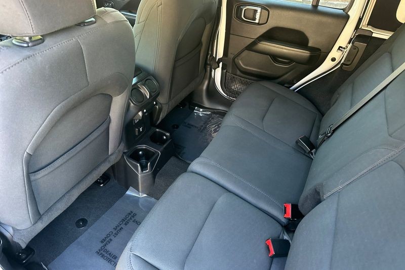Jeep Wrangler Vehicle Full-screen Gallery Image 14
