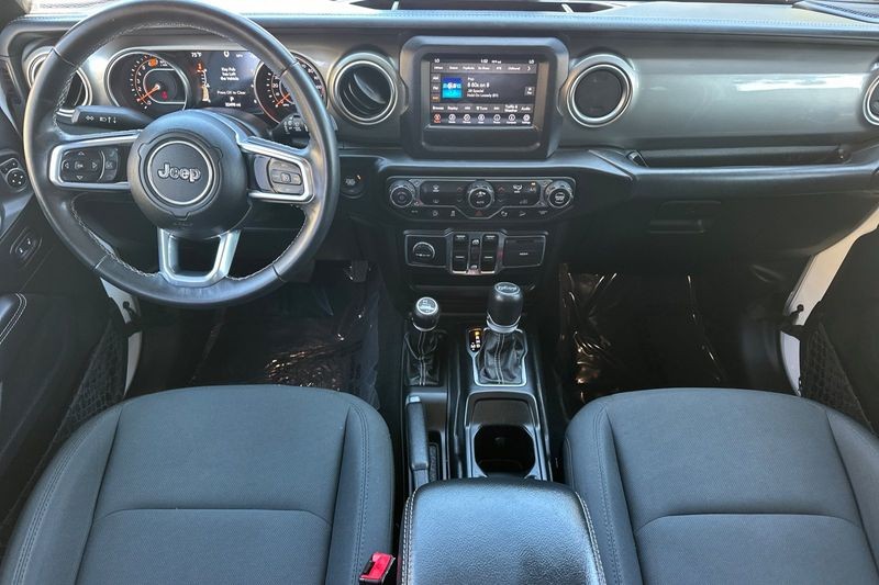 Jeep Wrangler Vehicle Full-screen Gallery Image 15