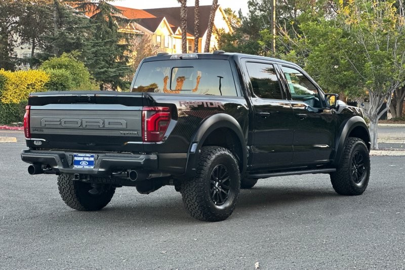 Ford F-150 Vehicle Full-screen Gallery Image 03