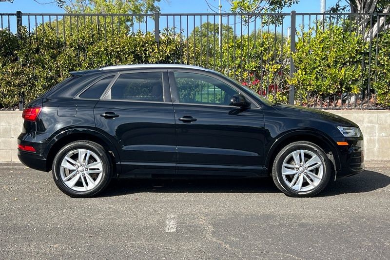 Audi Q3 Vehicle Full-screen Gallery Image 02