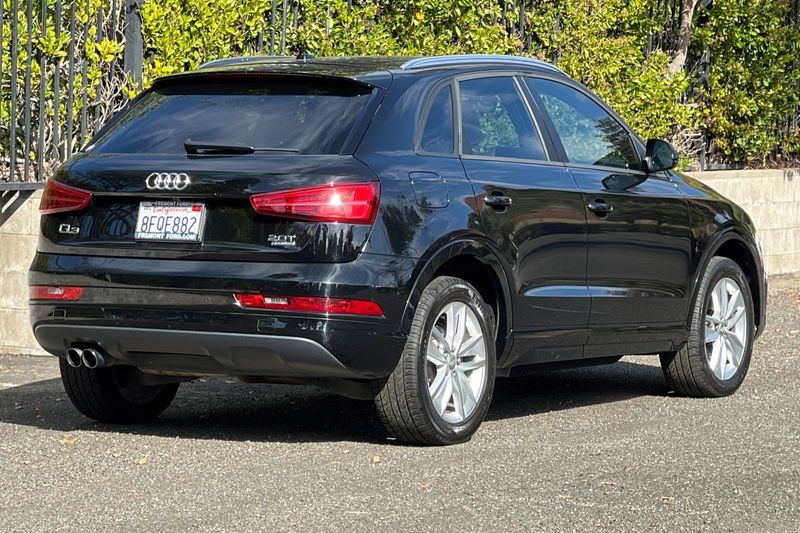 Audi Q3 Vehicle Full-screen Gallery Image 03