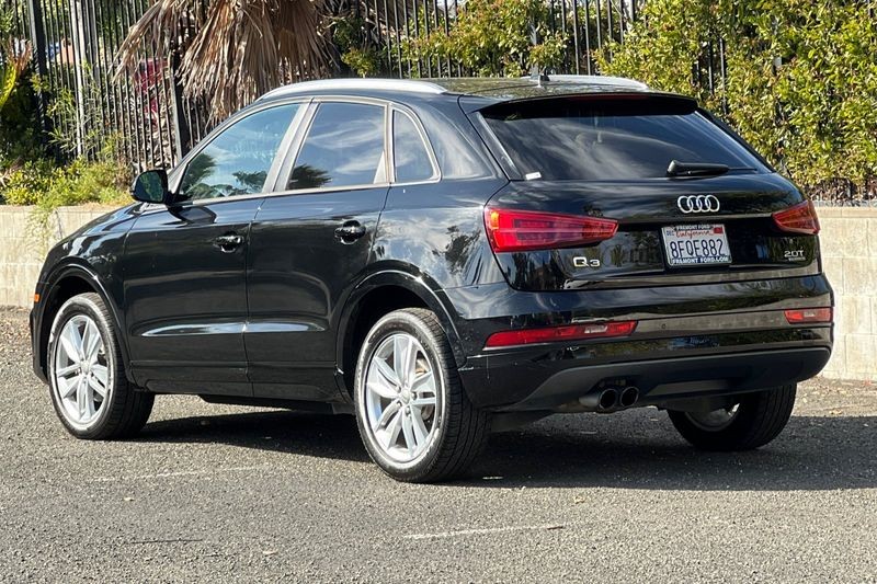 Audi Q3 Vehicle Full-screen Gallery Image 05