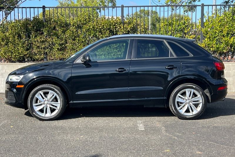 Audi Q3 Vehicle Full-screen Gallery Image 07