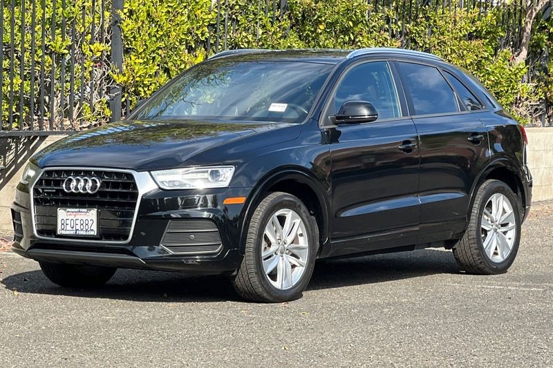 Audi Q3 Vehicle Full-screen Gallery Image 08
