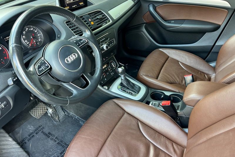 Audi Q3 Vehicle Full-screen Gallery Image 10