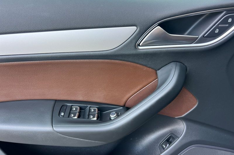 Audi Q3 Vehicle Full-screen Gallery Image 11