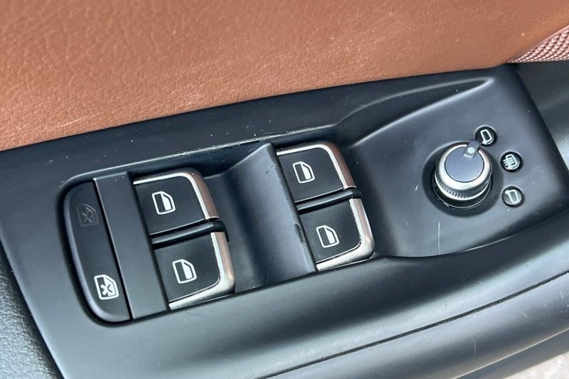 Audi Q3 Vehicle Full-screen Gallery Image 12