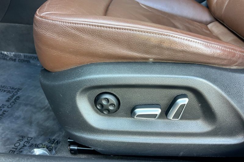 Audi Q3 Vehicle Full-screen Gallery Image 13