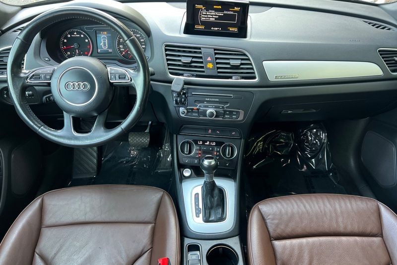 Audi Q3 Vehicle Full-screen Gallery Image 15