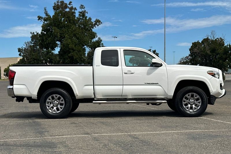 Toyota Tacoma Vehicle Full-screen Gallery Image 02