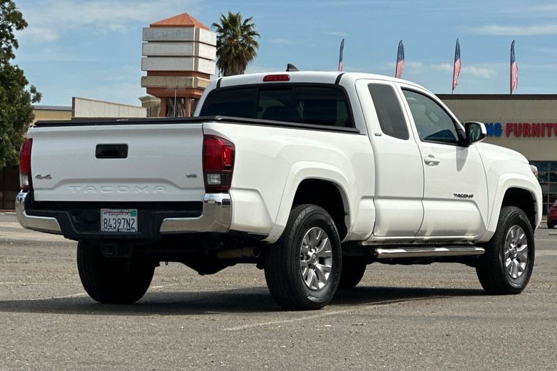Toyota Tacoma Vehicle Full-screen Gallery Image 03