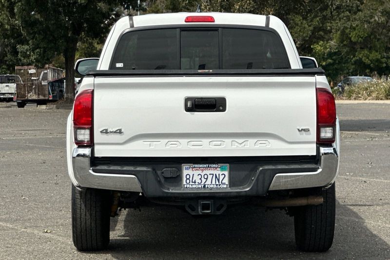 Toyota Tacoma Vehicle Full-screen Gallery Image 04